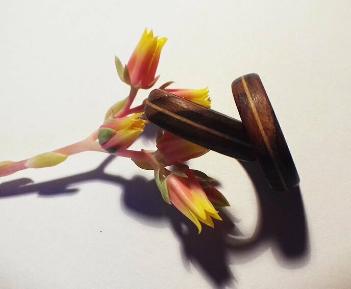 Anillo de madera Silencio I combinación de nogal y pino