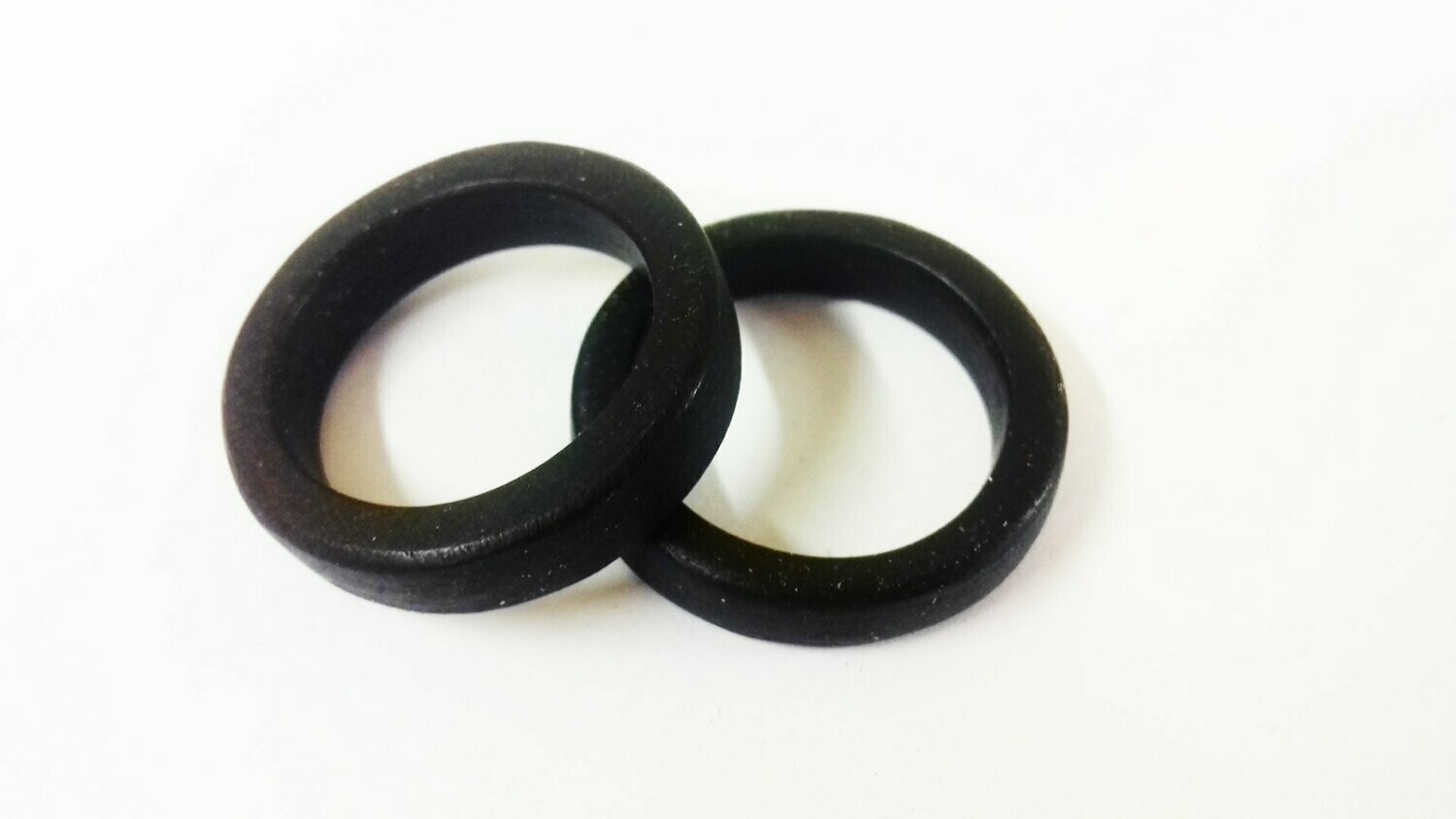 Anillo de madera de ébano negro Modelo Luna nueva