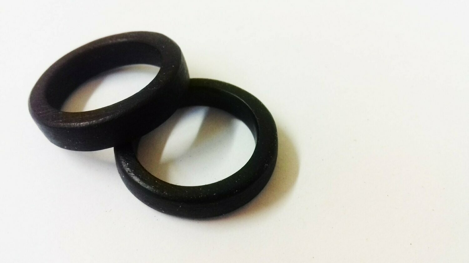 Anillo de madera de ébano negro. Modelo Luna nueva - Imagen 2