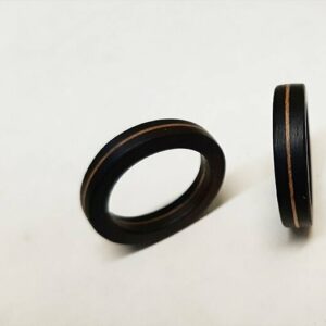 Anillo de madera de ébano y pino noche clara I