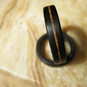 anillo de madera de ébano y raíz de olivo noche clara II