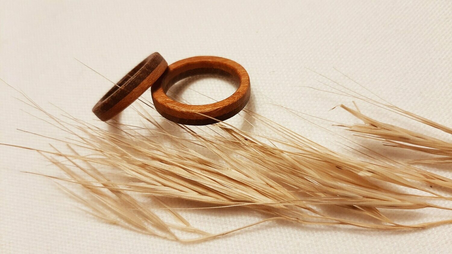 Anillo de madera Campestre. Nogal español y cerezo - Imagen 5