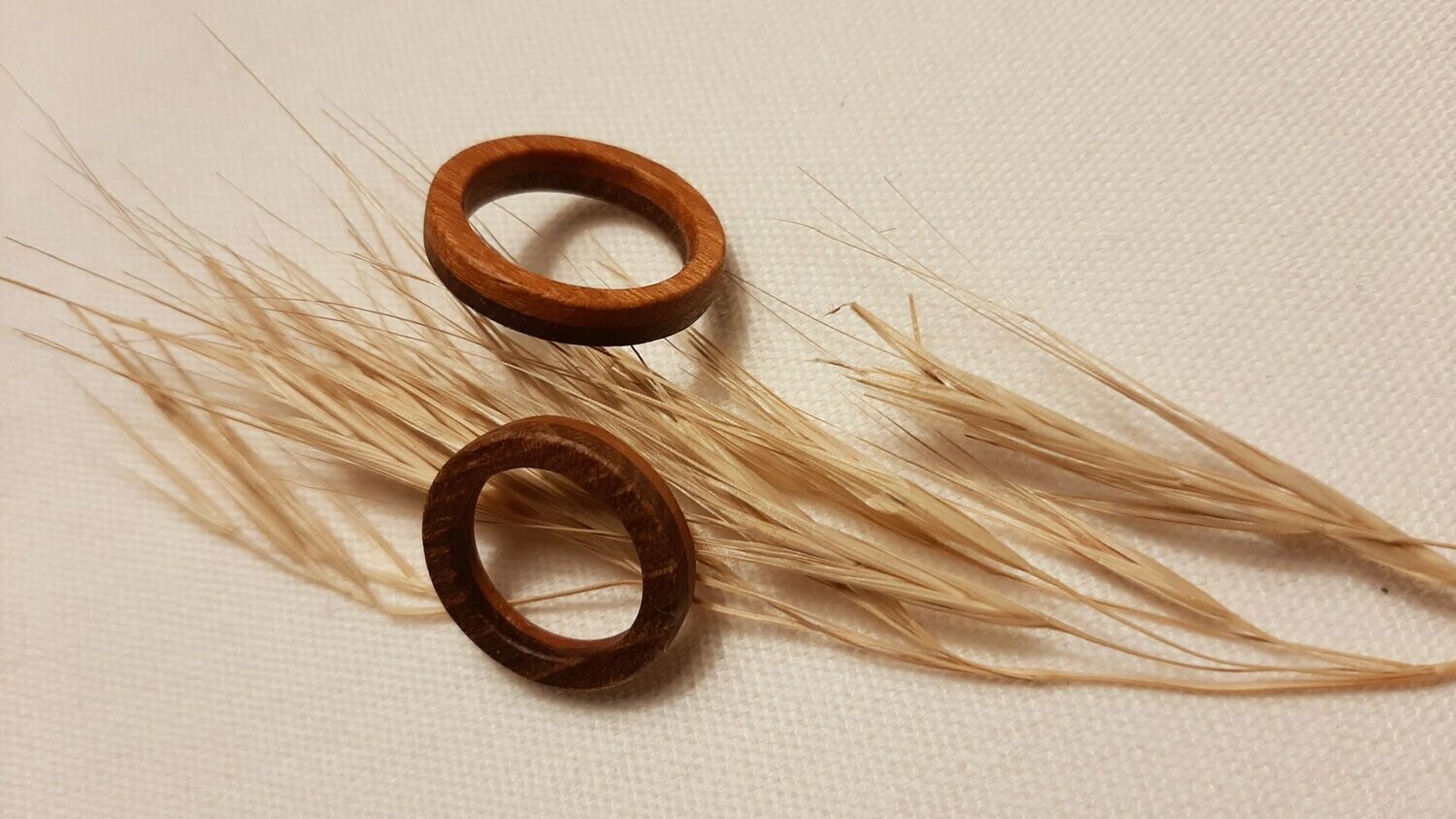 Anillo de madera Campestre. Nogal español y cerezo - Imagen 3