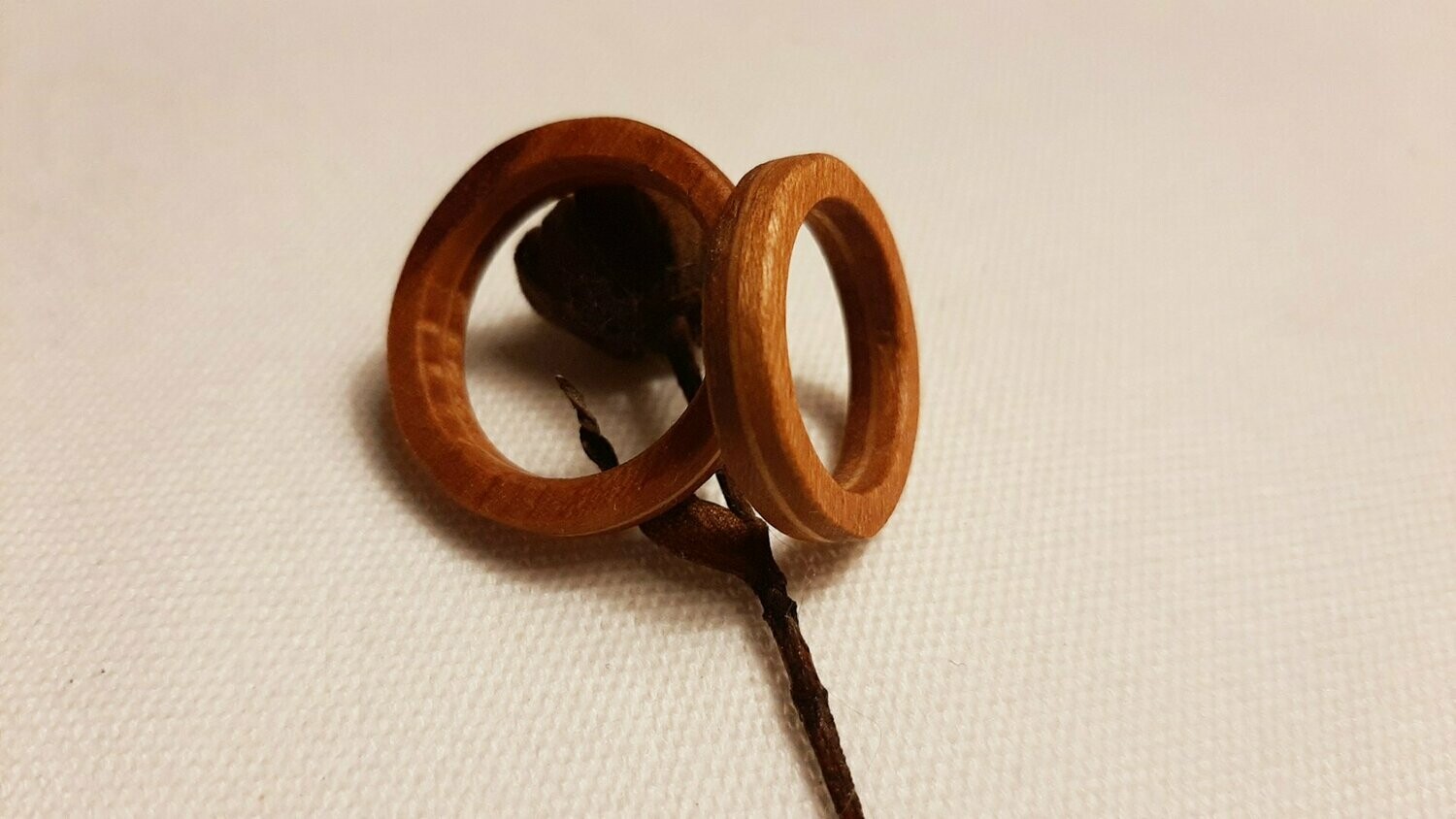 Anillo de madera de pino y cerezo. Nuestro modelo Tierra I - Imagen 4