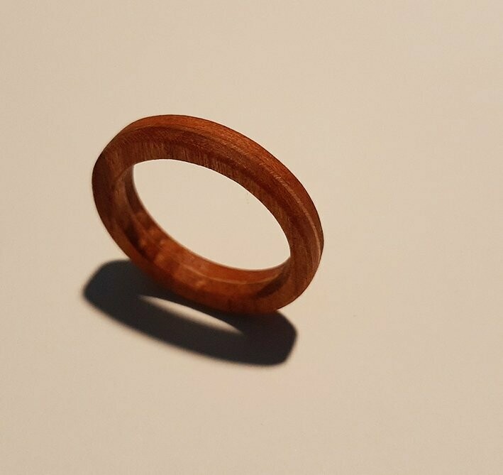Anillo de madera de pino y cerezo. Nuestro modelo Tierra I - Imagen 5