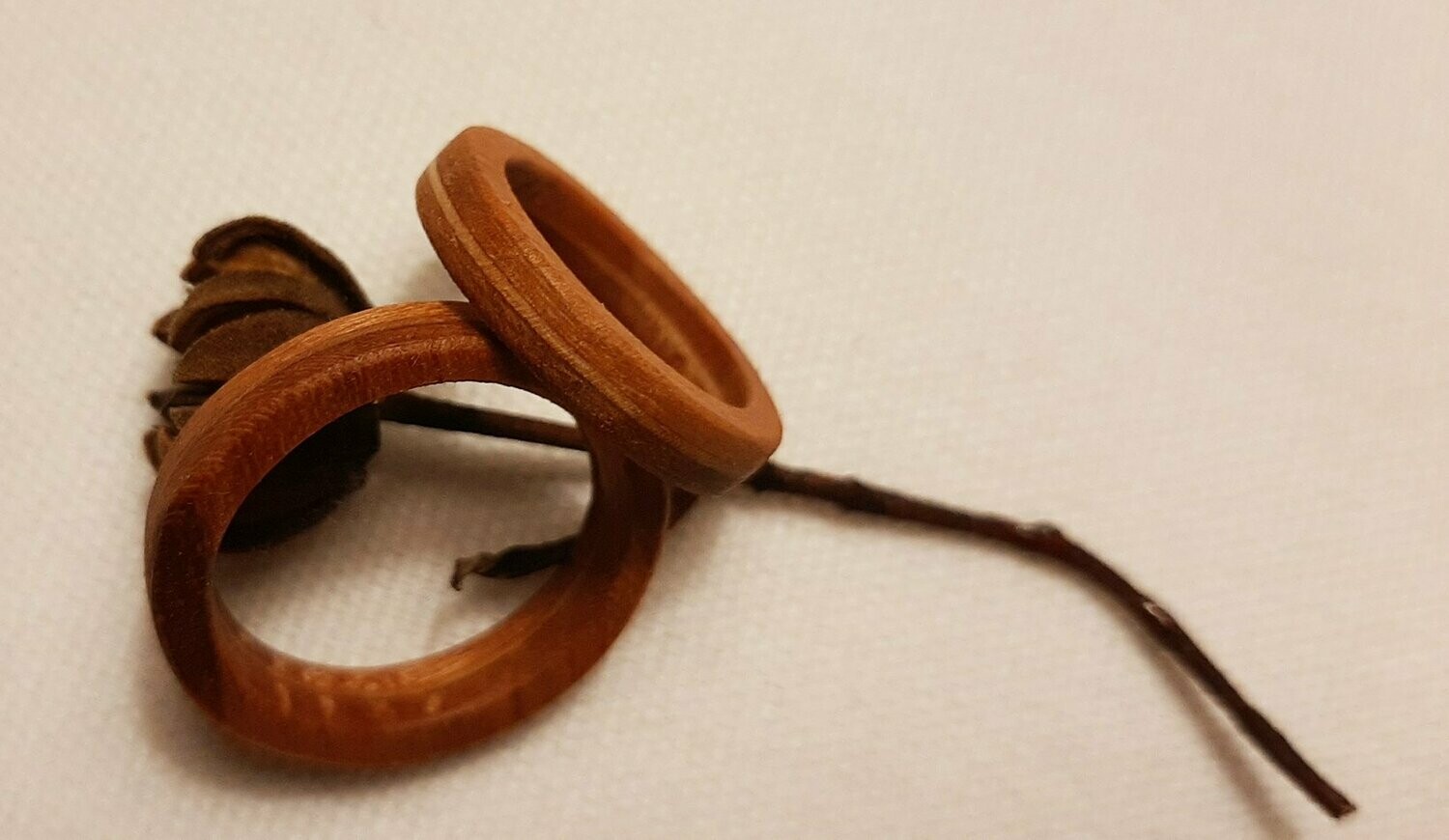 Anillo de madera de pino y cerezo Tierra I
