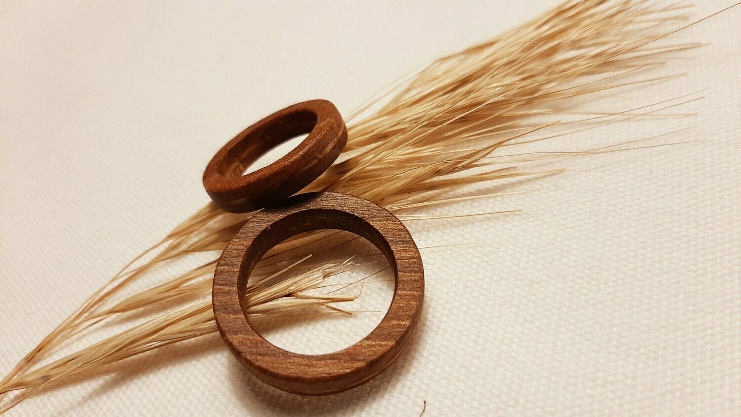 Anillo de madera Silencio II. Nogal y raíz de olivo - Imagen 2