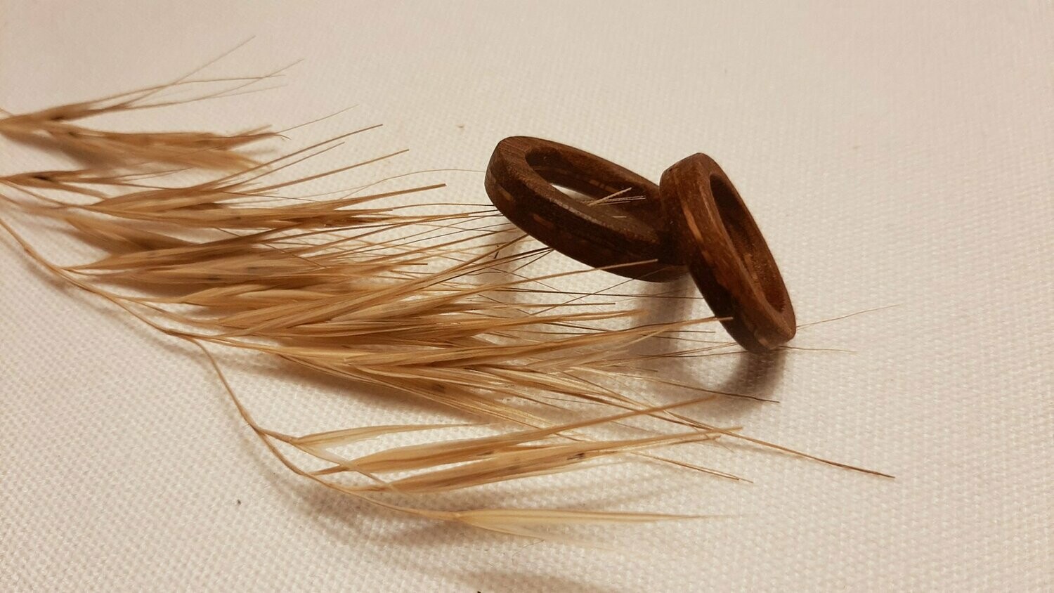 Anillo de madera Silencio II. Nogal y raíz de olivo - Imagen 3