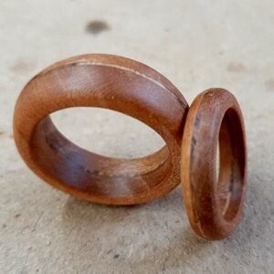 Anillo de madera cerezo y raíz de olivo Sólido