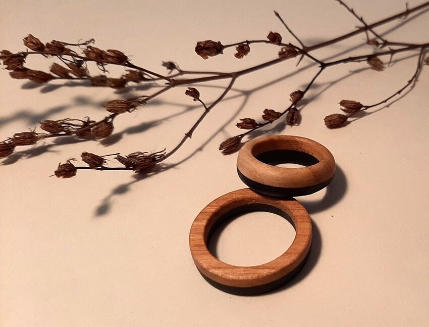Anillo madera de cerezo español y ébano. Modelo Eclipse - Imagen 4