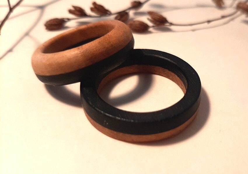 Anillo de madera de cerezo español y ébano eclipse