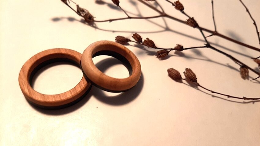 Anillo madera de cerezo español y ébano. Modelo Eclipse - Imagen 2