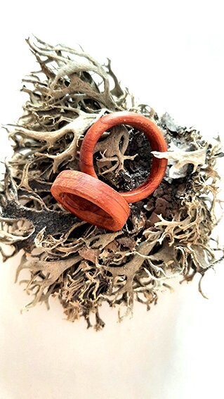 Anillo de madera roja padouk. Modelo Corazon - Imagen 2