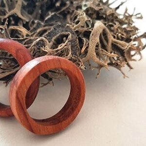 anillo de madera roja padouk modelo Corazón