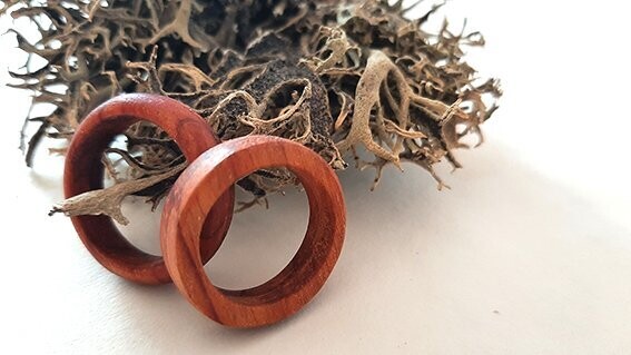 anillo de madera roja padouk modelo Corazón