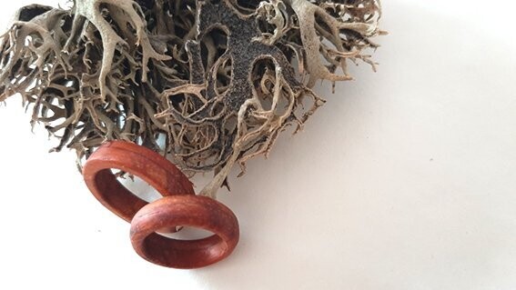 Anillo de madera roja padouk. Modelo Corazon - Imagen 4