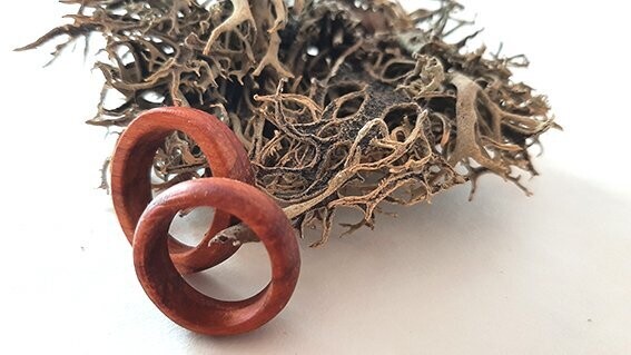 Anillo de madera roja padouk. Modelo Corazon - Imagen 5