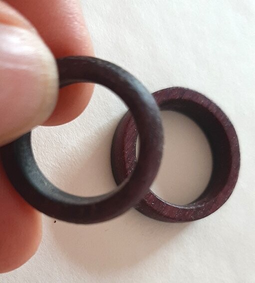 Anillo de madera lirio. Combinación amaranto y ébano - Imagen 4