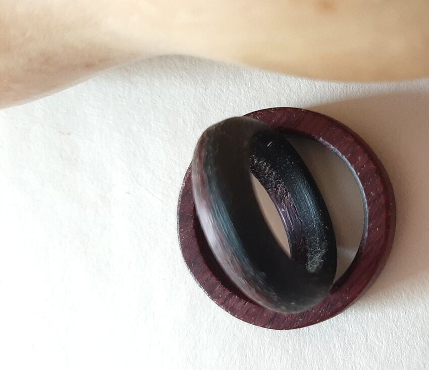Anillo de madera lirio. Combinación amaranto y ébano - Imagen 3