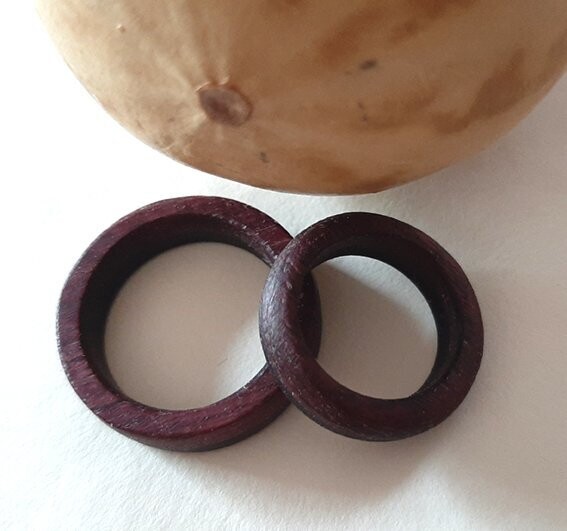 Anillo de madera Lirio combinación de amaranto y ébano