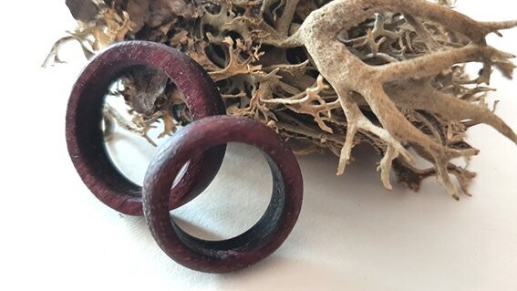 Anillo de madera lirio. Combinación amaranto y ébano - Imagen 2
