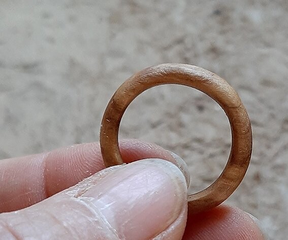 Anillo de madera olivo toledano. Modelo Hispania - Imagen 5
