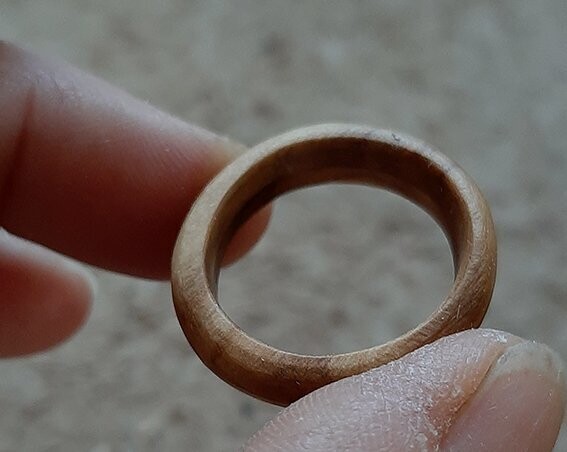 Anillo de madera olivo toledano. Modelo Hispania - Imagen 4