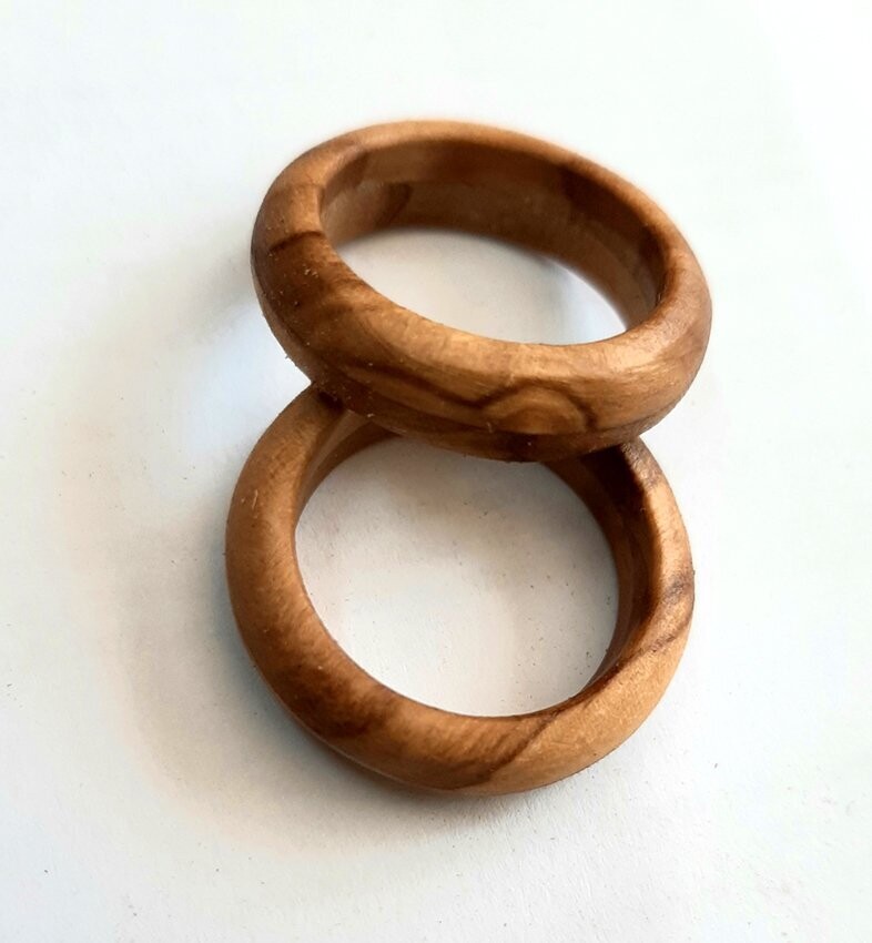 Anillo de madera olivo toledano. Modelo Hispania - Imagen 3