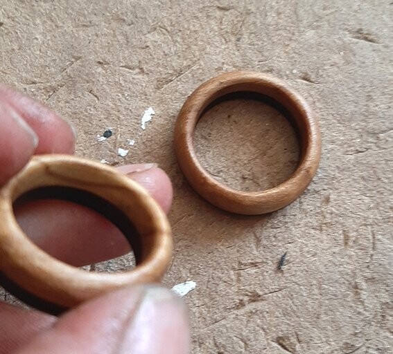 Anillo de madera Ocaso. Combinación de olivo y ébano - Imagen 3