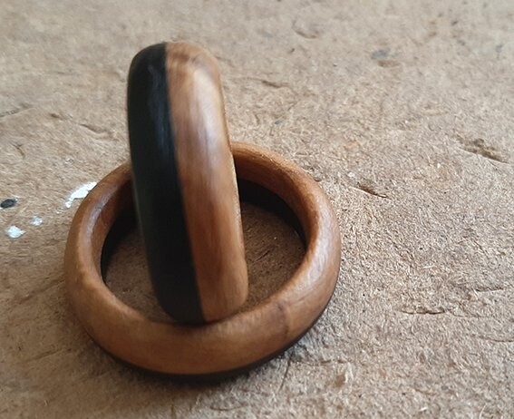 Anillo de madera Ocaso combinación de olivo y ébano