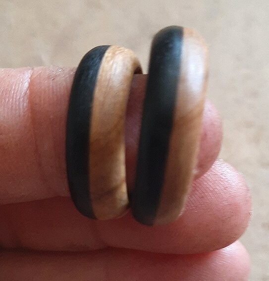 Anillo de madera Ocaso. Combinación de olivo y ébano - Imagen 2
