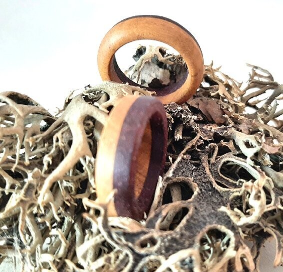 Anillo de madera Oriente. Cerezo español y amaranto. - Imagen 3