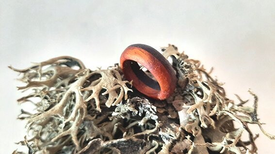 Anillo de madera amaranto y padouk. Intenso - Imagen 2