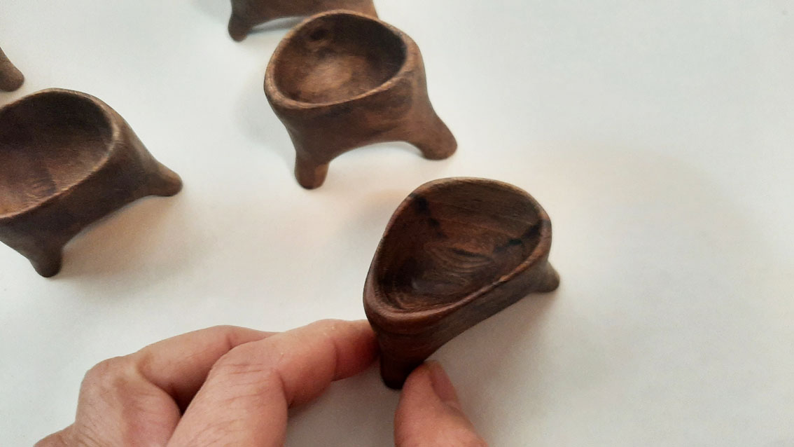 Salero trípode madera nogal - Imagen 7