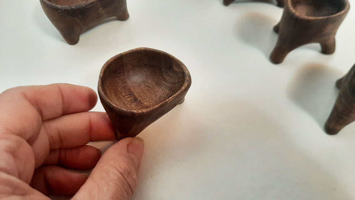 Salero trípode madera nogal - Imagen 8