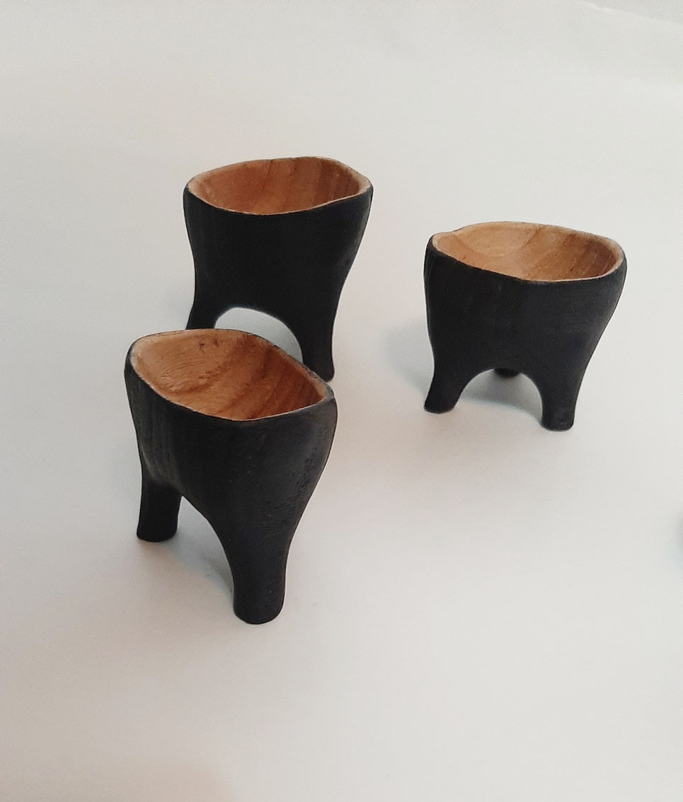 Salero trípode madera cerezo