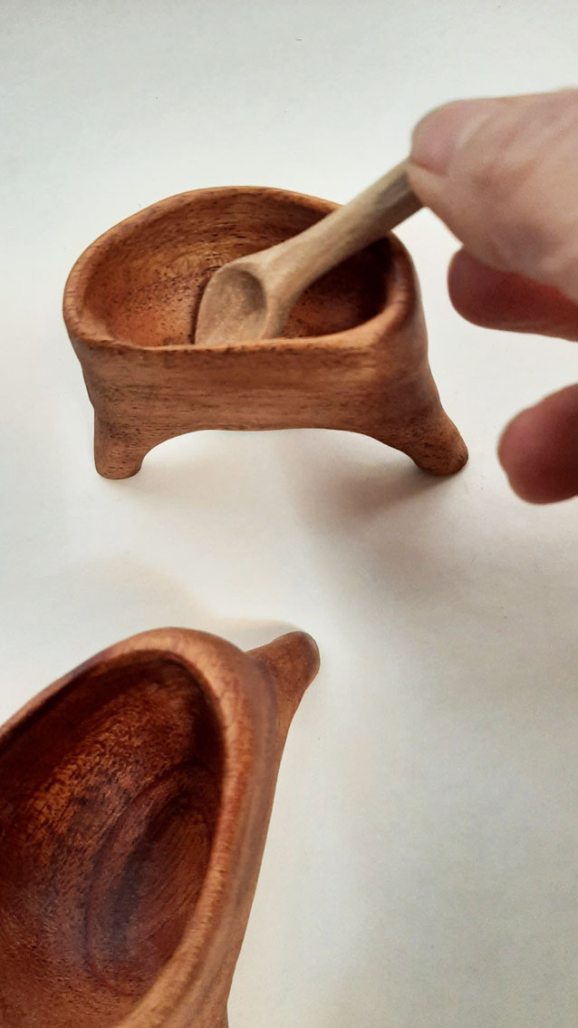 Salero trípode madera caoba - Imagen 2