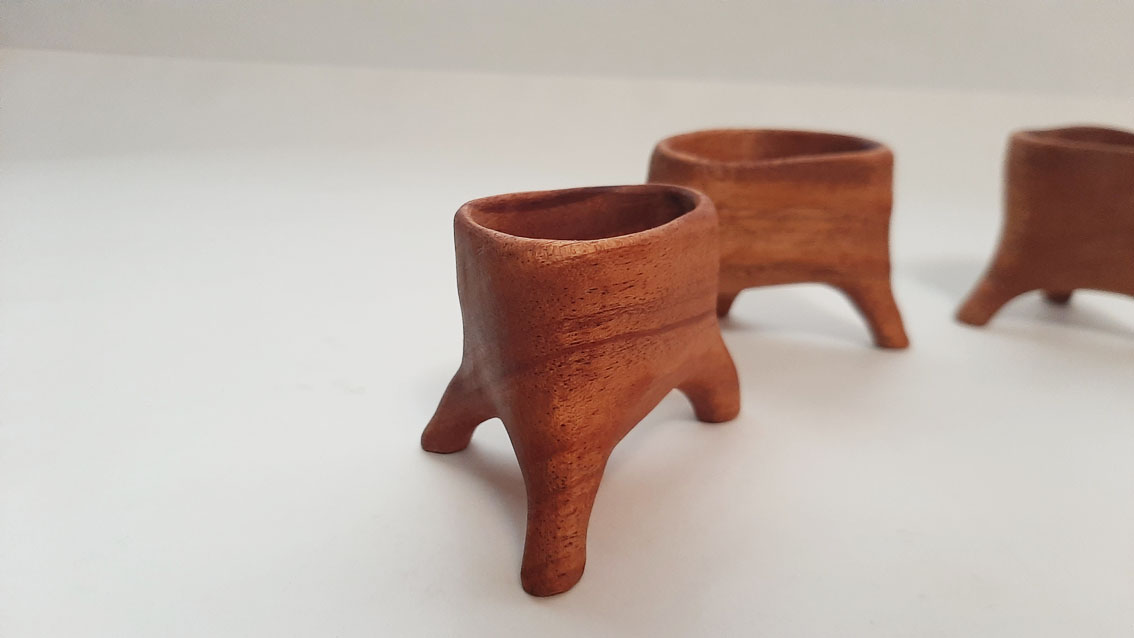 Salero trípode madera caoba