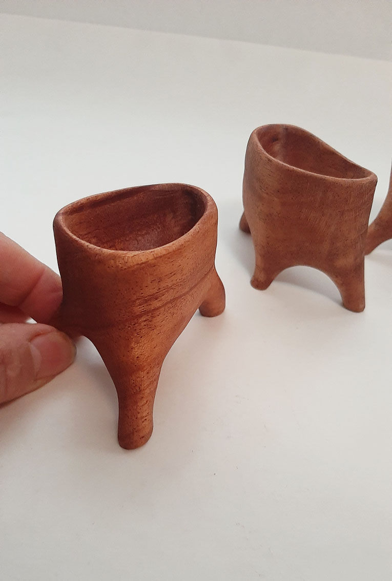 Salero trípode madera caoba