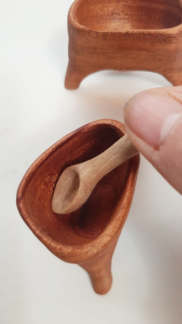 Salero trípode madera caoba - Imagen 3