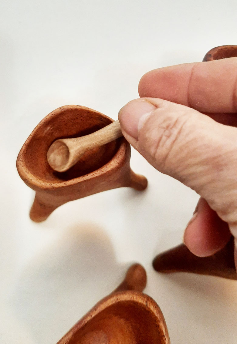 Salero trípode madera caoba - Imagen 4